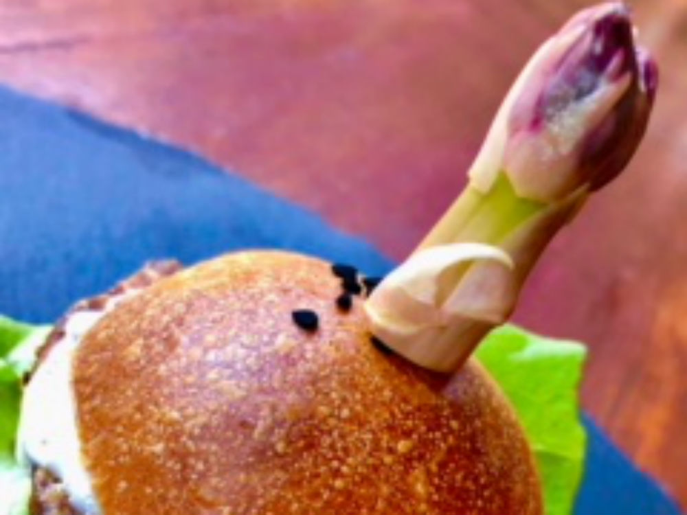 Burger di verdure con asparagi e pane fatto in casa